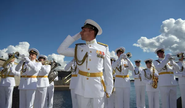 Музыканты духоворго оркестра во время Главного военно-морского парада по случаю Дня Военно-морского флота РФ в акватории Невы в Санкт Петербурге Музыканты духоворго оркестра во время Главного военно-морского парада по случаю Дня Военно-морского флота РФ в акватории Невы в Санкт Петербурге - Sputnik Армения