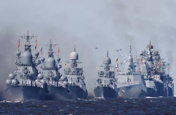 Военные корабли ВМФ России во время Главного военно-морского парада по случаю Дня Военно-морского флота РФ в Кронштадте Военные корабли ВМФ России во время Главного военно-морского парада по случаю Дня Военно-морского флота РФ в Кронштадте - Sputnik Армения