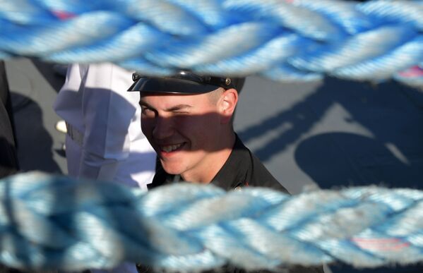 Моряк во время Главного военно-морского парада по случаю Дня Военно-морского флота РФ в Кронштадте - Sputnik Армения
