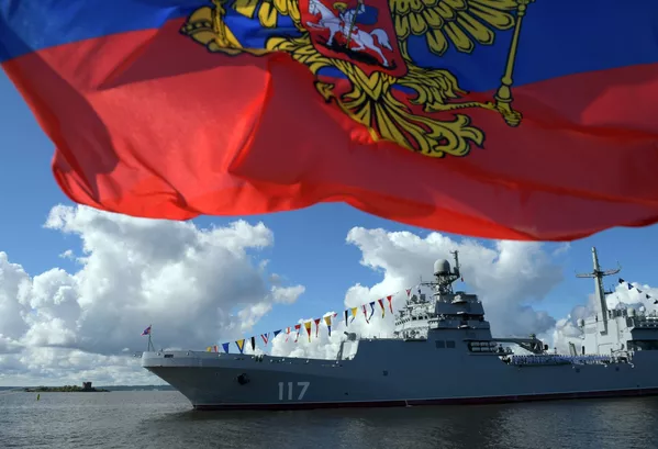 Большой десантный корабль Петр Моргунов во время Главного военно-морского парада по случаю Дня Военно-морского флота РФ на Кронштадтском рейде в Финском заливе Большой десантный корабль Петр Моргунов во время Главного военно-морского парада по случаю Дня Военно-морского флота РФ на Кронштадтском рейде в Финском заливе - Sputnik Армения