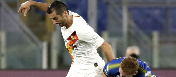 Полузащитник Ромы Генрих Мхитарян (слева) борется за мяч с Деаном Кулусевским из Пармы во время футбольного матча серии А между Ромой и Пармой на Олимпийском стадионе (8 июля 2020). Рим Полузащитник Ромы Генрих Мхитарян (слева) борется за мяч с Деаном Кулусевским из Пармы во время футбольного матча серии А между Ромой и Пармой на Олимпийском стадионе (8 июля 2020). Рим - Sputnik Армения