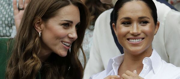Кейт, Герцогиня Кембриджская, и Меган, Герцогиня Сассекская, на Уимблдонском турнире (13 июля 2019). Лондон - Sputnik Արմենիա