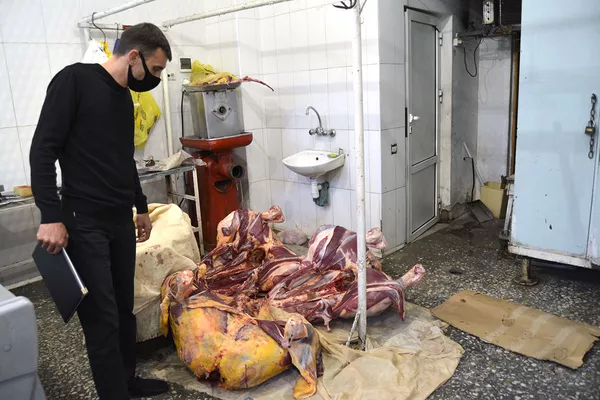 Торговцев мясом в центре Еревана поймали на нарушении правил․ Фото Торговцев мясом в центре Еревана поймали на нарушении правил․ Фото - Sputnik Армения