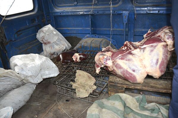 Торговцев мясом в центре Еревана поймали на нарушении правил․ Фото Торговцев мясом в центре Еревана поймали на нарушении правил․ Фото - Sputnik Армения