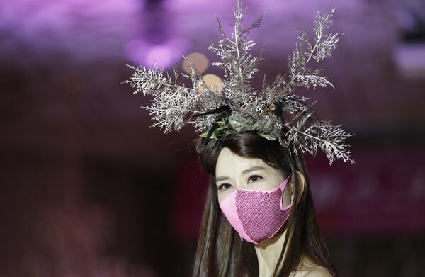 Модель на первом модном показе дизайнерских масок в Сеуле - Sputnik Армения
