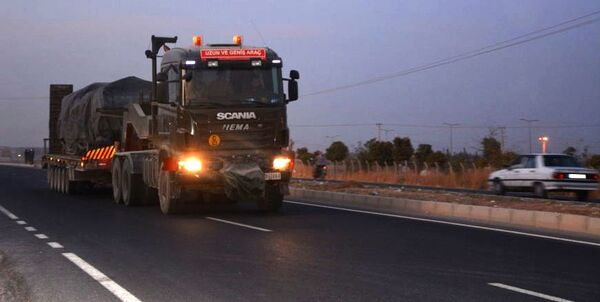 Грузовик с бронетехникой вооруженных сил Турции на турецко-сирийской границе. Грузовик с бронетехникой вооруженных сил Турции на турецко-сирийской границе. - Sputnik Արմենիա