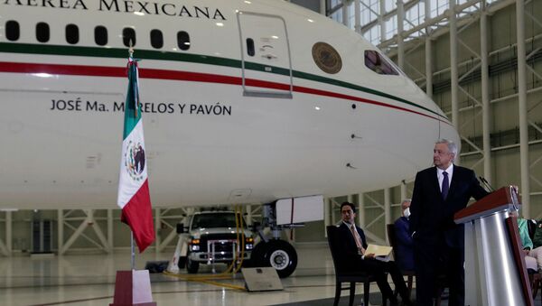 Президент Мексики Андрес Мануэль Лопес Обрадор проводит пресс-конференцию в президентском ангаре, на заднем плане президентского самолета, в Международном аэропорту имени Бенито Хуареса (27 июля 2020). Мехико - Sputnik Արմենիա