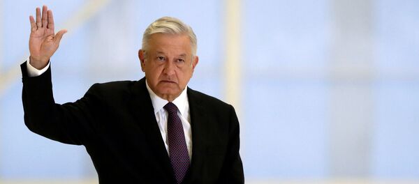 Президент Мексики Андрес Мануэль Лопес Обрадор проводит пресс-конференцию в президентском ангаре, на заднем плане президентского самолета, в Международном аэропорту имени Бенито Хуареса (27 июля 2020). Мехико - Sputnik Армения