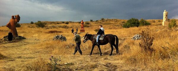 Туристы в Парке армянского алфавита, Арагацотн Туристы в Парке армянского алфавита, Арагацотн - Sputnik Армения