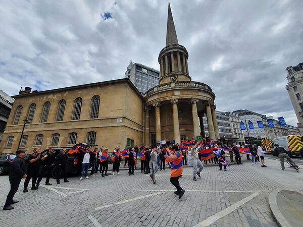 Армяне танцуют танец Ярхушта в британской столице (28 июля 2020). Лондон - Sputnik Армения