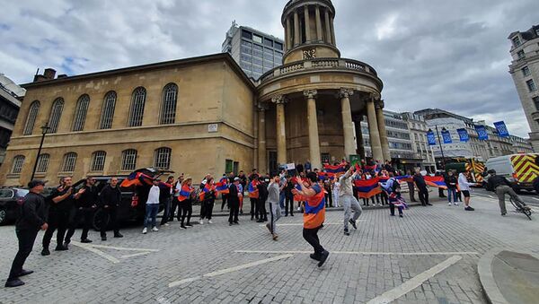 Армяне танцуют танец Ярхушта в британской столице (28 июля 2020). Лондон - Sputnik Армения