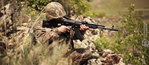 Армянский военнослужащий на боевой позиции - Sputnik Արմենիա