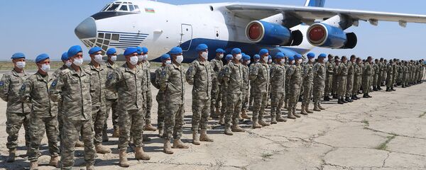 Военнослужащие ВС Азербайджана на торжественной церемонии встречи турецких военных, прибывших на учения в Азербайджан. Стоп-кадр с видео, предоставленного Минобороны Азербайджана (26 июля 2020). - Sputnik Արմենիա