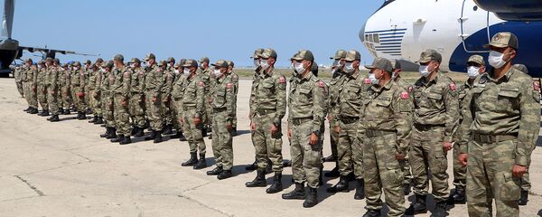 Военнослужащие на торжественной церемонии встречи турецких военных, прибывших на учения в Азербайджан. Стоп-кадр с видео, предоставленного Минобороны Азербайджана (26 июля 2020). - Sputnik Армения