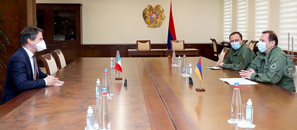 Министр обороны Давид Тоноян встретился с Чрезвычайным и Полномочным послом Франции в Армении Джонатаном Лакотом (29 июля 2020). Еревaн Министр обороны Давид Тоноян встретился с Чрезвычайным и Полномочным послом Франции в Армении Джонатаном Лакотом (29 июля 2020). Еревaн - Sputnik Армения