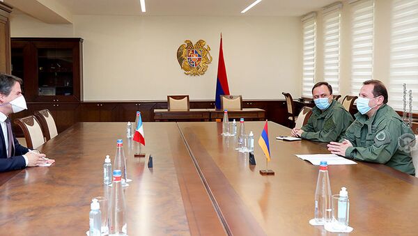 Министр обороны Давид Тоноян встретился с Чрезвычайным и Полномочным послом Франции в Армении Джонатаном Лакотом (29 июля 2020). Еревaн - Sputnik Армения