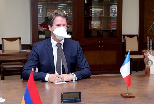 Давид Тоноян встретился с послом Франции – армянская сторона следит за учениями у границ Давид Тоноян встретился с послом Франции – армянская сторона следит за учениями у границ - Sputnik Армения