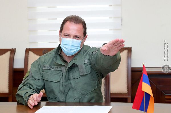 Давид Тоноян встретился с послом Франции – армянская сторона следит за учениями у границ Давид Тоноян встретился с послом Франции – армянская сторона следит за учениями у границ - Sputnik Армения