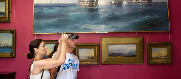 Посетители в Феодосийской картинной галерее И.К. Айвазовского в День города Феодосии. в Крыму - Sputnik Армения