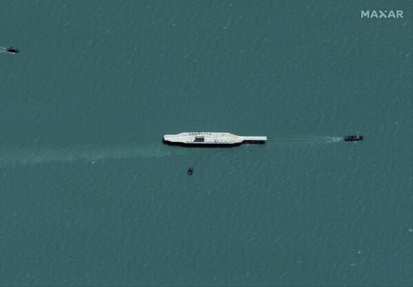 Ամերիկյան ավիակրի մանրակերտը նավաքարշի վրա Հորմուզի նեղուցում իրանական զորավարժությունների ժամանակ։  - Sputnik Արմենիա