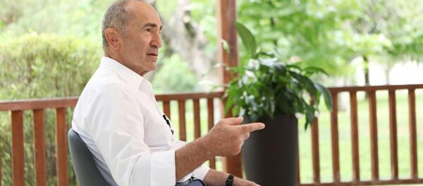 Роберт Кочарян во время интервью телеканалам 5-ый канал, Второй телеканал Армении и Еркир Медиа (29 июля 2020). - Sputnik Армения