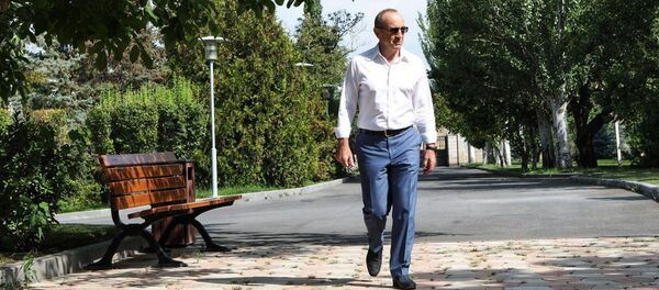 Роберт Кочарян перед началом интервью телеканалам 5-ый канал, Второй телеканал Армении и Еркир Медиа (29 июля 2020). - Sputnik Армения