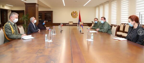 Министр обороны Армении Давид Тоноян встретился с Чрезвычайным и Полномочным послом Ирана Аббасом Бадахшан Зоури (29 июля 2020). Еревaн Министр обороны Армении Давид Тоноян встретился с Чрезвычайным и Полномочным послом Ирана Аббасом Бадахшан Зоури (29 июля 2020). Еревaн - Sputnik Армения