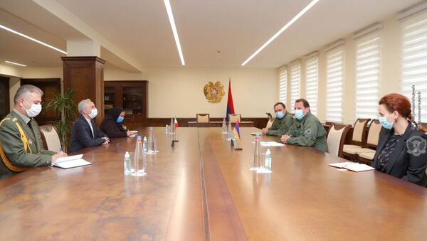 Министр обороны Армении Давид Тоноян встретился с Чрезвычайным и Полномочным послом Ирана Аббасом Бадахшан Зоури (29 июля 2020). Еревaн - Sputnik Армения
