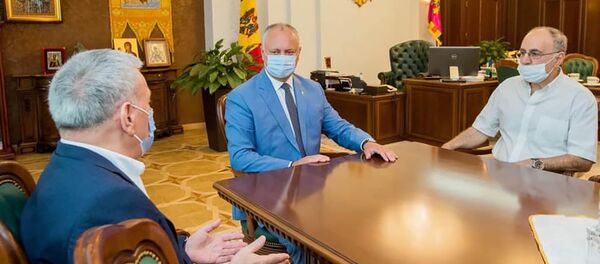 Президент Молдовы Игорь Додон провел рабочую встречу с представителем Армянской общины Молдовы Геннадием Бабаяном и с представителем Конгресса азербайджанцев Молдовы Фейрузом Исаевым (30 июля 2020). Кишинев Президент Молдовы Игорь Додон провел рабочую встречу с представителем Армянской общины Молдовы Геннадием Бабаяном и с представителем Конгресса азербайджанцев Молдовы Фейрузом Исаевым (30 июля 2020). Кишинев - Sputnik Արմենիա