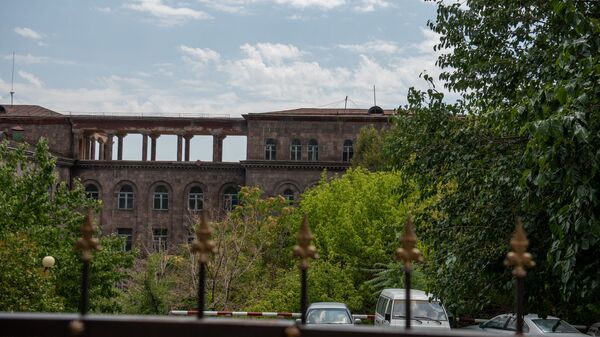 Комплекс зданий и территории (бывший госпиталь 7-й гвардейской армии) по адресу улица Орбели 23 (30 июля 2020). Еревaн - Sputnik Արմենիա