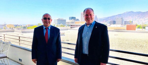 Консул Армении в Лос-Анджелесе Армен Байбуртян (слева) и глава полиции Глендейла Карл Повилайтис (29 июля 2020). Лос-Анджелес Консул Армении в Лос-Анджелесе Армен Байбуртян (слева) и глава полиции Глендейла Карл Повилайтис (29 июля 2020). Лос-Анджелес - Sputnik Արմենիա