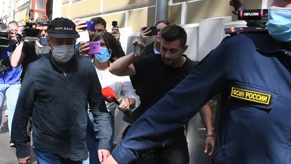 Актер Михаил Ефремов (слева) возле своего дома в Плотниковом переулке в Москве - Sputnik Армения
