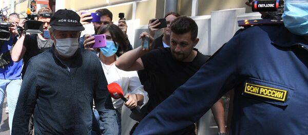 Актер Михаил Ефремов (слева) возле своего дома в Плотниковом переулке в Москве - Sputnik Армения