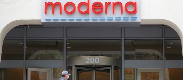 Логотип Moderna Therapeutics над штаб-квартирой, которая разрабатывает вакцину против коронавирусной болезни (18 мая 2020). Кембридж - Sputnik Արմենիա