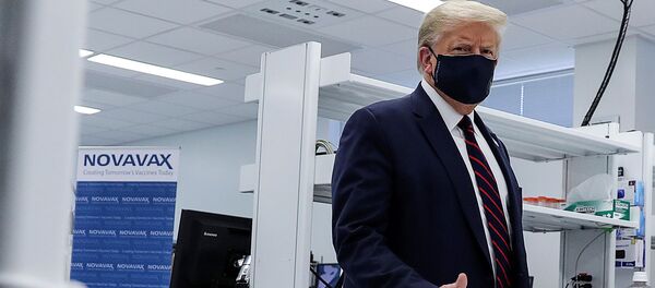 Президент США Дональд Трамп во время экскурсии по инновационному центру Fujifilm Diosynth Biotechnologies, фармацевтическому производственному заводу, где разрабатываются компоненты для вакцины-кандидата Novavax (27 июля 2020). Моррисвилле - Sputnik Армения
