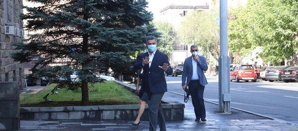 Председатель партии Отечество Артур Ванецян у здания СНБ Армении (31 июля 2020). Еревaн Председатель партии Отечество Артур Ванецян у здания СНБ Армении (31 июля 2020). Еревaн - Sputnik Արմենիա