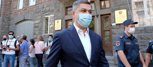 Председатель партии Отечество Артур Ванецян у здания СНБ Армении (31 июля 2020). Еревaн Председатель партии Отечество Артур Ванецян у здания СНБ Армении (31 июля 2020). Еревaн - Sputnik Արմենիա