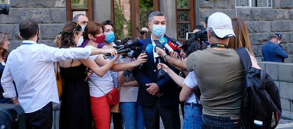 Председатель партии Отечество Артур Ванецян отвечает на вопросы журнал;истов после выхода из здания СНБ Армении (31 июля 2020). Еревaн Председатель партии Отечество Артур Ванецян отвечает на вопросы журнал;истов после выхода из здания СНБ Армении (31 июля 2020). Еревaн - Sputnik Արմենիա