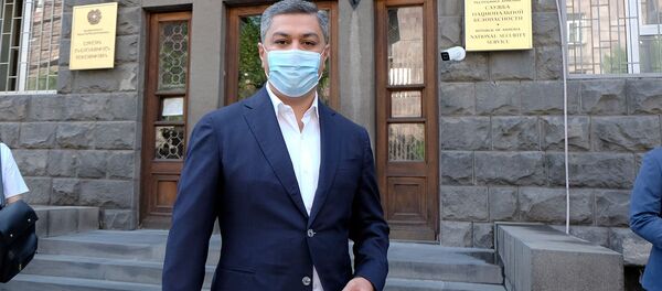 Председатель партии Отечество Артур Ванецян у здания СНБ Армении (31 июля 2020). Еревaн Председатель партии Отечество Артур Ванецян у здания СНБ Армении (31 июля 2020). Еревaн - Sputnik Արմենիա