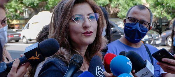 Адвокат Лусине Саакян отвечает на вопросы журнал;истов после выхода из здания СНБ Армении (31 июля 2020). Еревaн - Sputnik Արմենիա