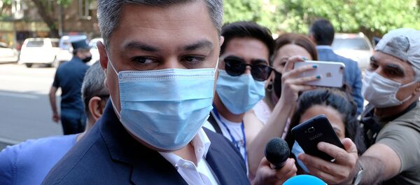 Председатель партии Отечество Артур Ванецян отвечает на вопросы журнал;истов после выхода из здания СНБ Армении (31 июля 2020). Еревaн Председатель партии Отечество Артур Ванецян отвечает на вопросы журнал;истов после выхода из здания СНБ Армении (31 июля 2020). Еревaн - Sputnik Армения