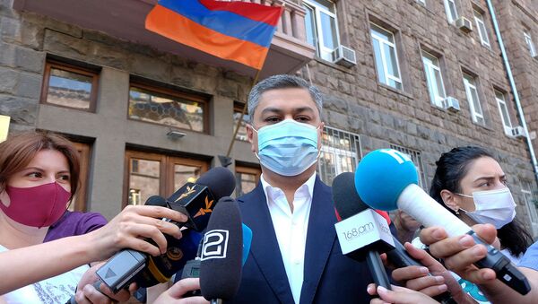 Председатель партии Отечество Артур Ванецян отвечает на вопросы журнал;истов после выхода из здания СНБ Армении (31 июля 2020). Еревaн - Sputnik Արմենիա