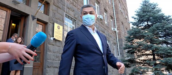 Председатель партии Отечество Артур Ванецян выходит из здания СНБ Армении (31 июля 2020). Еревaн - Sputnik Армения
