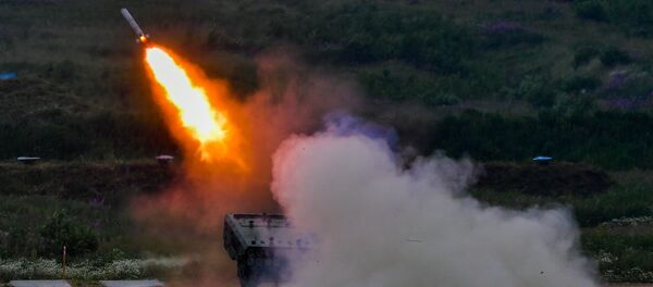 Тяжёлая огнемётная система (ТОС) залпового огня ТОС-1а Солнцепек во время демонстрации ходовых и огневых возможностей (27 июня 2019). Полигон Алабино Тяжёлая огнемётная система (ТОС) залпового огня ТОС-1а Солнцепек во время демонстрации ходовых и огневых возможностей (27 июня 2019). Полигон Алабино - Sputnik Армения