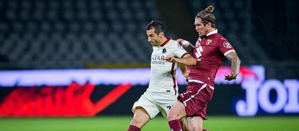 Борьба за мяч между полузащитником Ромы Генрихом Мхитаряном и защитником Торино Лянко во время футбольного матча итальянской Серии А (29 июля 2020). Турин - Sputnik Армения