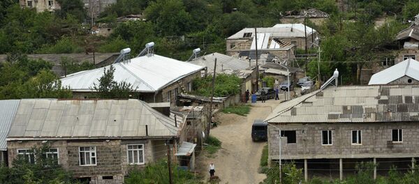 Губернатор Айк Чобанян обошел село Айгепар и ознакомился с рабочим процессом восстановления после обстрелов (1 августа 2020). Тавуш Губернатор Айк Чобанян обошел село Айгепар и ознакомился с рабочим процессом восстановления после обстрелов (1 августа 2020). Тавуш - Sputnik Армения