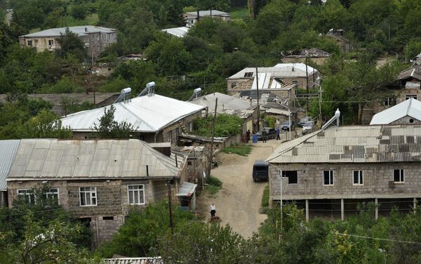 Губернатор Айк Чобанян обошел село Айгепар и ознакомился с рабочим процессом восстановления после обстрелов (1 августа 2020). Тавуш - Sputnik Армения
