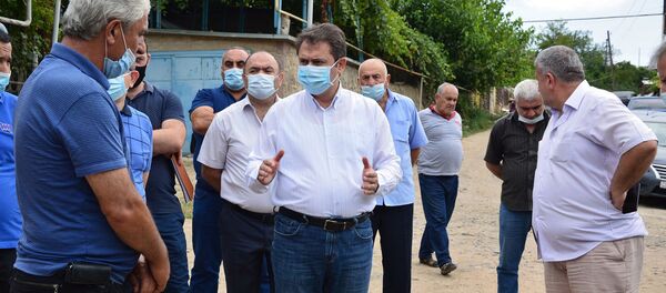 Губернатор Айк Чобанян обошел село Айгепар и ознакомился с рабочим процессом восстановления после обстрелов (1 августа 2020). Тавуш - Sputnik Армения