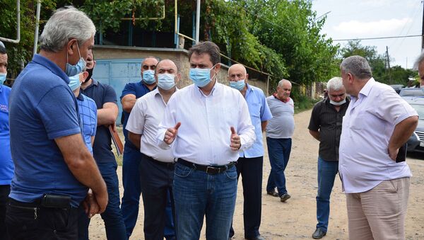 Губернатор Айк Чобанян обошел село Айгепар и ознакомился с рабочим процессом восстановления после обстрелов (1 августа 2020). Тавуш - Sputnik Армения