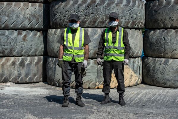 Рабочие на заводе по переработке использованных покрышек (31 июля 2020). Абовян - Sputnik Армения